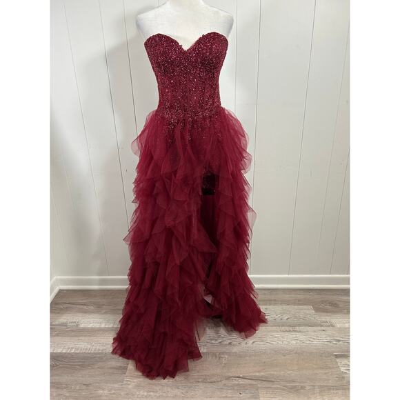 Prom Bay size 6 prom dress in the color wine. Corset with Lace up back & Ruffles - Picture 1 of 9